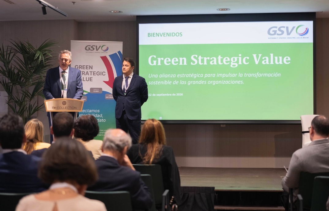 Bienvenida a la presentación de Green Strategic Value, con dos ponentes en el escenario y el nombre de la compañía en pantalla